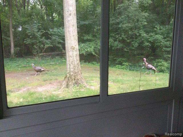 39353 Armstrong Lane, Westland, MI 48185