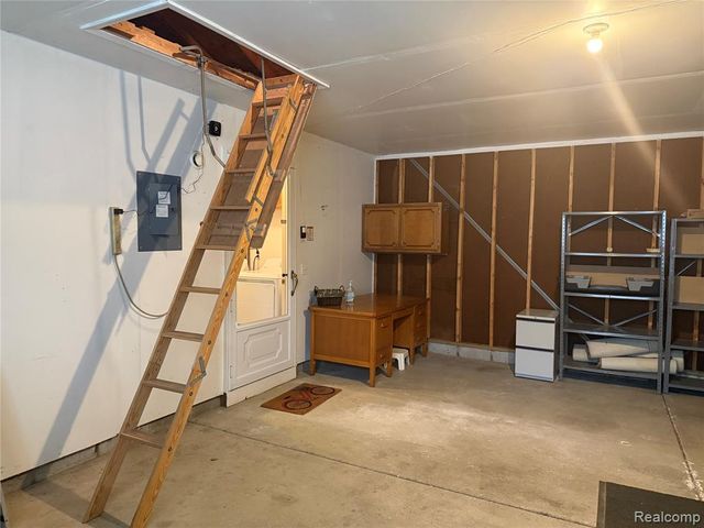 39353 Armstrong Lane, Westland, MI 48185