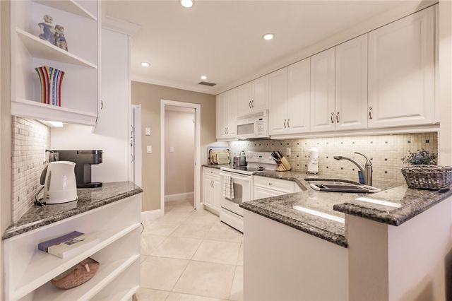 6052 W PEPPERTREE WAY 235B, Sarasota, FL 34242