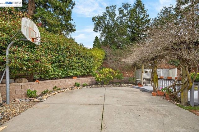 28 28 Harrington Rd, Moraga, CA 94556