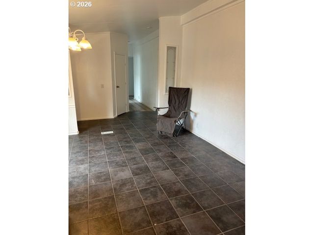 1400 CANDLELIGHT Dr 174, Eugene, OR 97402