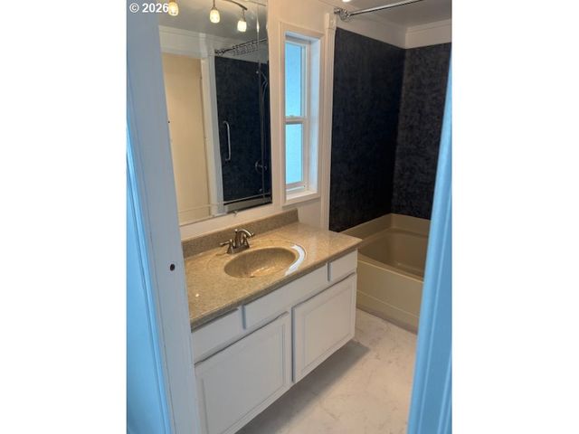 1400 CANDLELIGHT Dr 174, Eugene, OR 97402