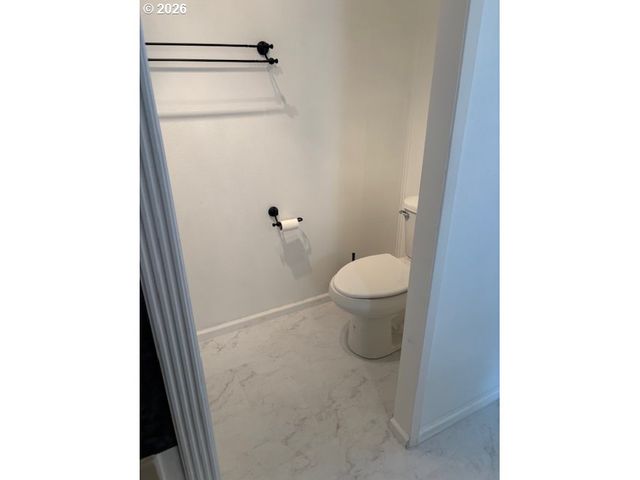 1400 CANDLELIGHT Dr 174, Eugene, OR 97402