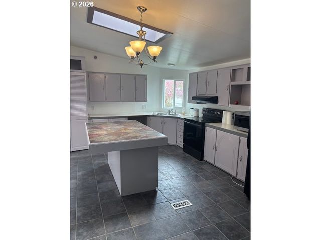 1400 CANDLELIGHT Dr 174, Eugene, OR 97402