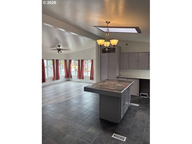 1400 CANDLELIGHT Dr 174, Eugene, OR 97402