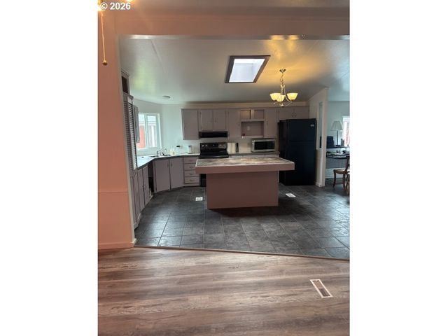 1400 CANDLELIGHT Dr 174, Eugene, OR 97402