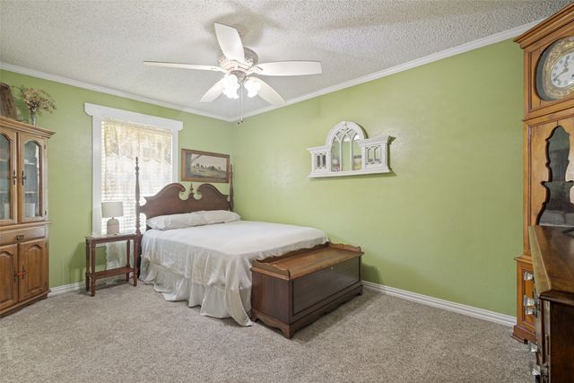 906 Clearview Street, Krum, TX 76249