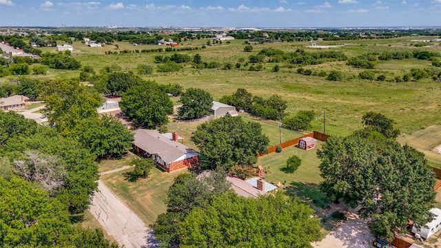 906 Clearview Street, Krum, TX 76249