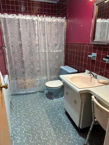 1009 Park Lane N, Franklin Square, NY 11010