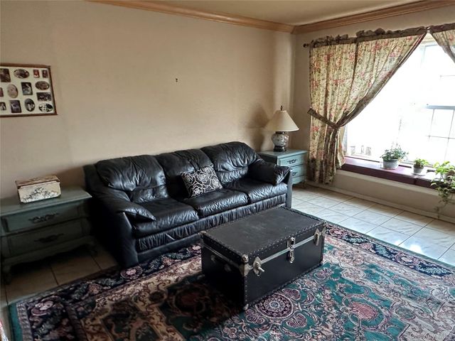 1009 Park Lane N, Franklin Square, NY 11010