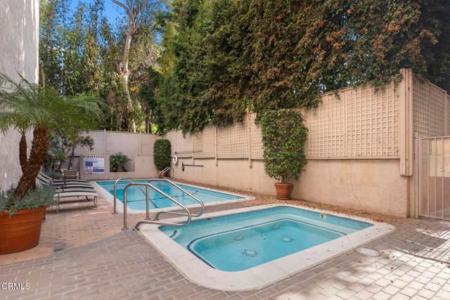 1520 S Beverly Glen Boulevard 204, Los Angeles, CA 90024