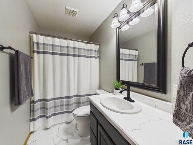 2505 S Theodore Ave Avenue, Sioux Falls, SD 57106