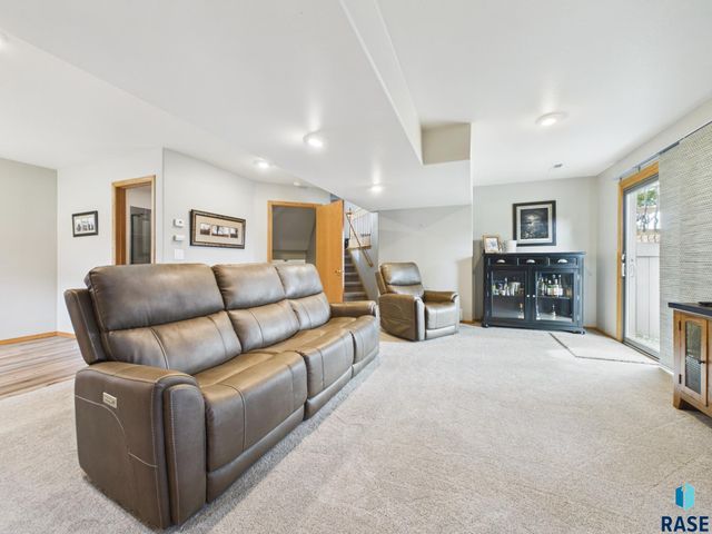 2505 S Theodore Ave Avenue, Sioux Falls, SD 57106