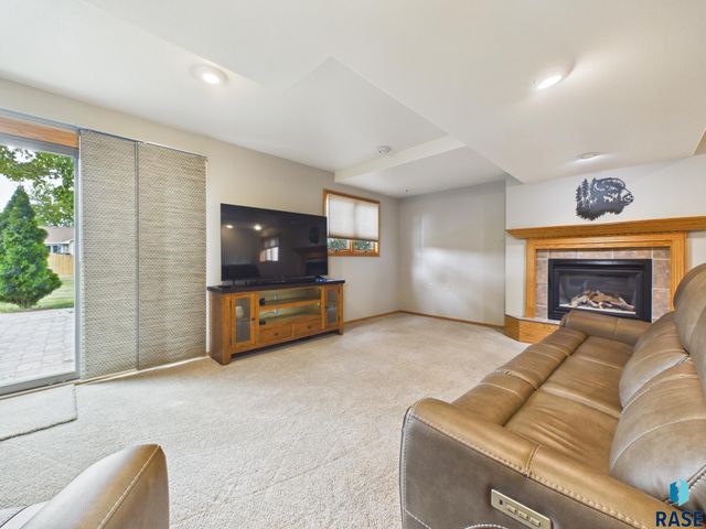 2505 S Theodore Ave Avenue, Sioux Falls, SD 57106
