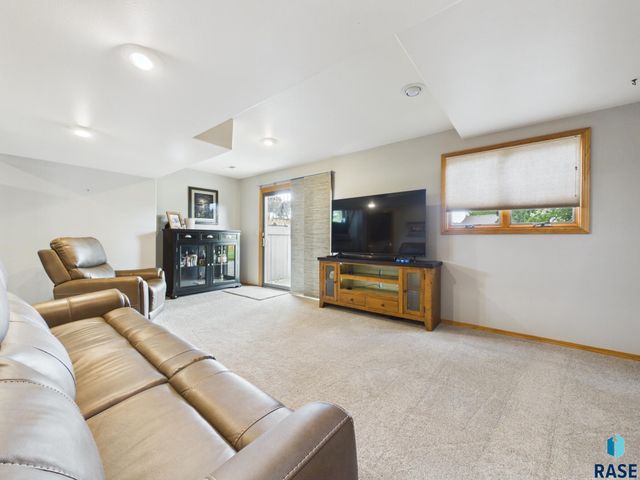 2505 S Theodore Ave Avenue, Sioux Falls, SD 57106