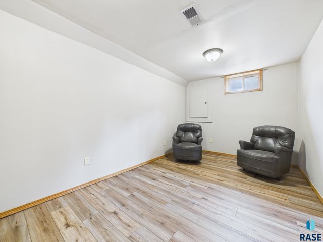 2505 S Theodore Ave Avenue, Sioux Falls, SD 57106