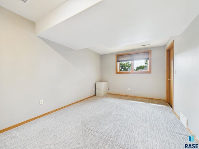 2505 S Theodore Ave Avenue, Sioux Falls, SD 57106