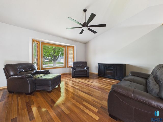 2505 S Theodore Ave Avenue, Sioux Falls, SD 57106