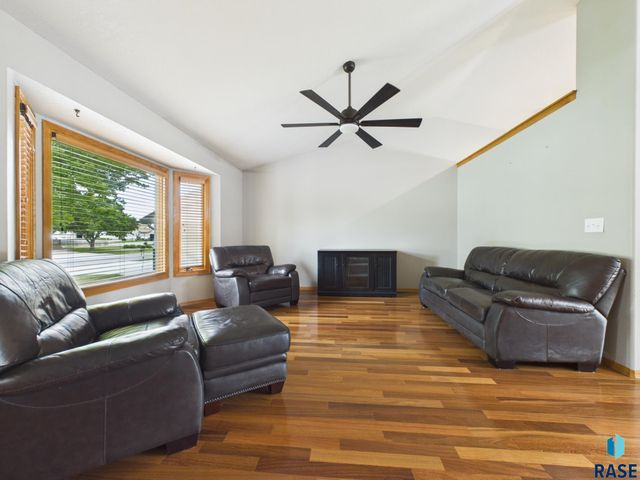 2505 S Theodore Ave Avenue, Sioux Falls, SD 57106
