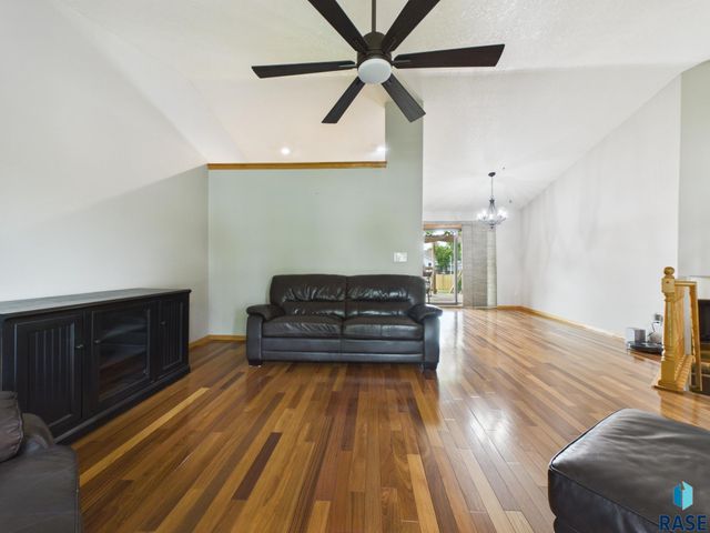 2505 S Theodore Ave Avenue, Sioux Falls, SD 57106