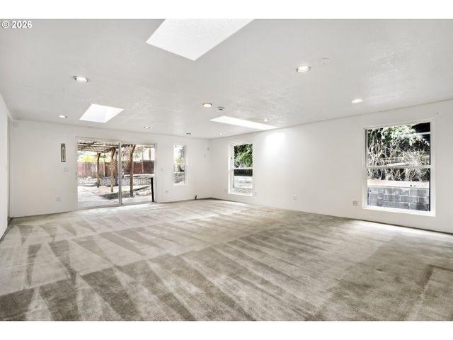 5950 Nw SIMNASHO Dr, Portland, OR 97229