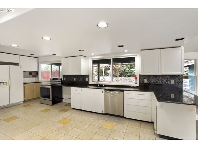 5950 Nw SIMNASHO Dr, Portland, OR 97229