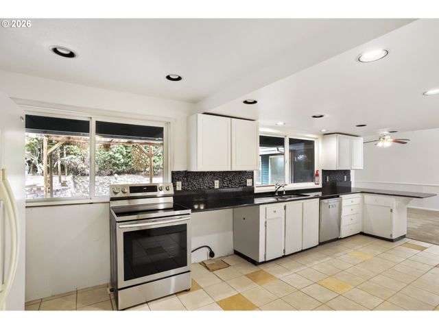 5950 Nw SIMNASHO Dr, Portland, OR 97229