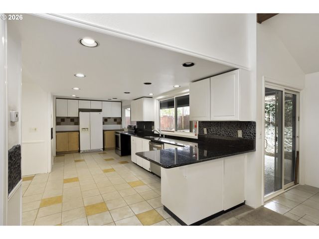 5950 Nw SIMNASHO Dr, Portland, OR 97229