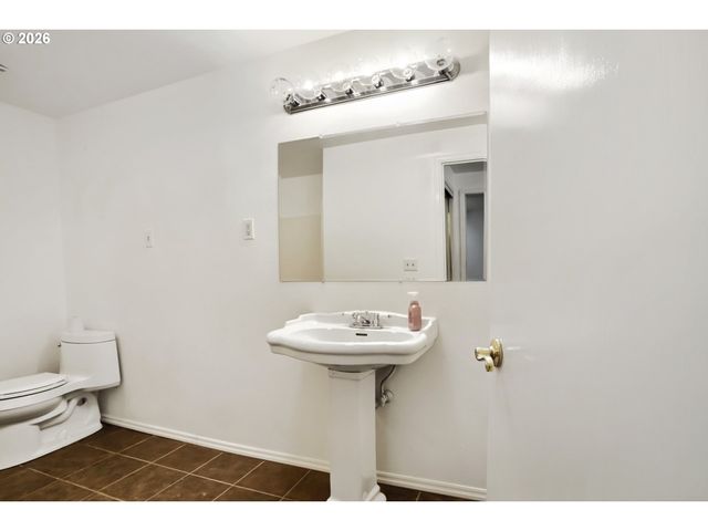 5950 Nw SIMNASHO Dr, Portland, OR 97229