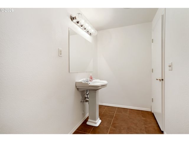 5950 Nw SIMNASHO Dr, Portland, OR 97229