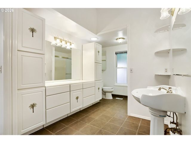 5950 Nw SIMNASHO Dr, Portland, OR 97229