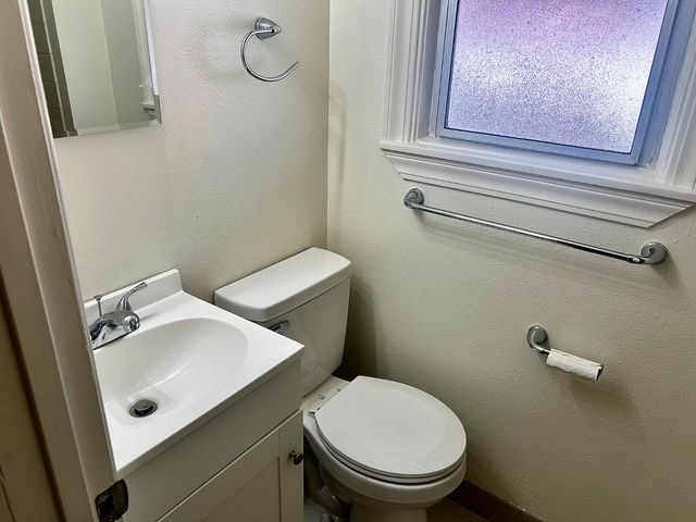 877 Eleanor Ave, Sacramento, CA 95815