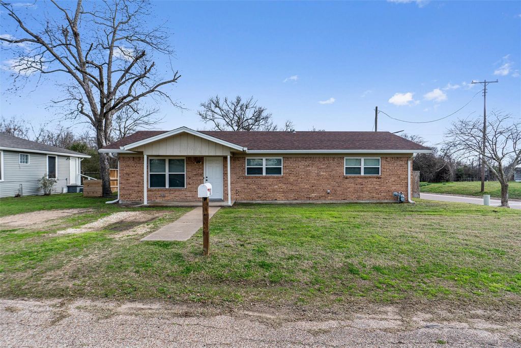 301 E 1st ST, Rockdale, TX 76567