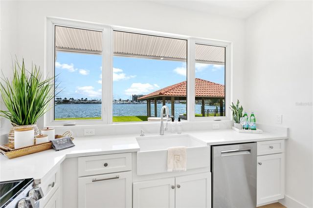 330 W BAY DRIVE, Venice, FL 34285