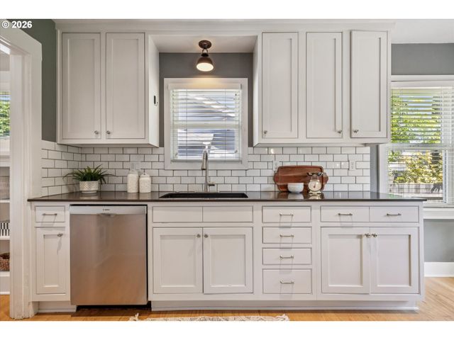 7054 N DELAWARE Ave, Portland, OR 97217
