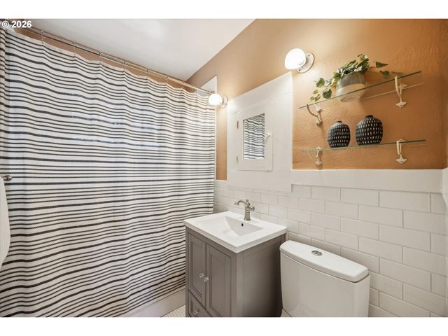 7054 N DELAWARE Ave, Portland, OR 97217