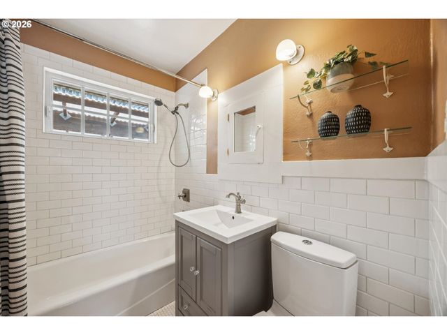 7054 N DELAWARE Ave, Portland, OR 97217