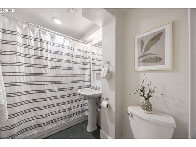 7054 N DELAWARE Ave, Portland, OR 97217