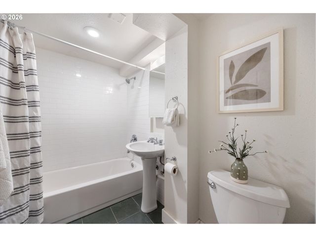 7054 N DELAWARE Ave, Portland, OR 97217