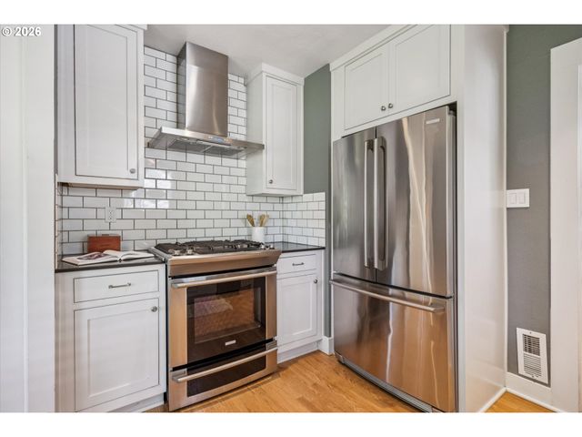 7054 N DELAWARE Ave, Portland, OR 97217