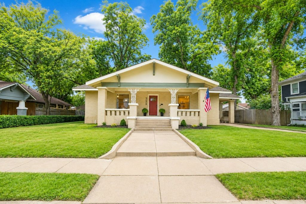 225 Featherston Street, Cleburne, TX 76033