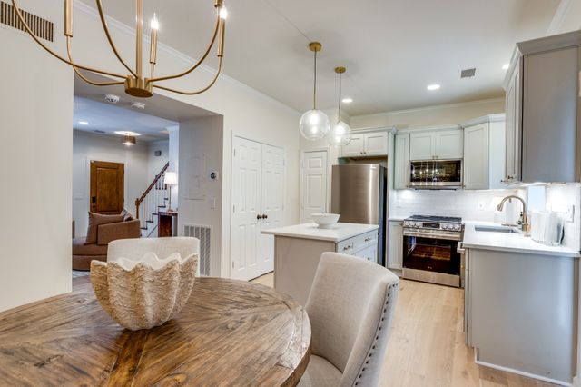 2018 Stokes Ln, Nashville, TN 37215