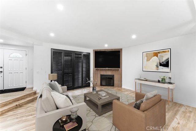 5401 Zelzah 114, Encino, CA 91316