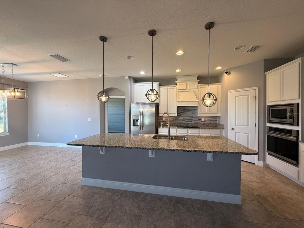 Image 4 of property listing at 4231 PRIMA LAGO DRIVE, Lakeland, FL 33810