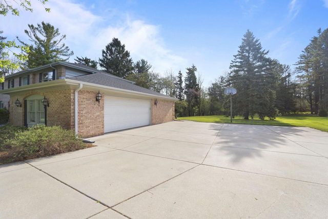 9840 Otto ROAD, Mequon, WI 53092