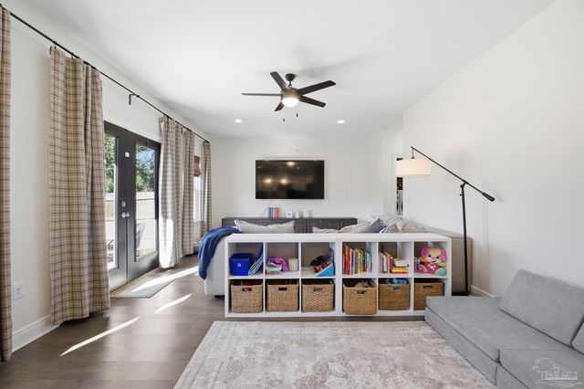 2279 Hadleigh Hills Ct, Navarre, FL 32566