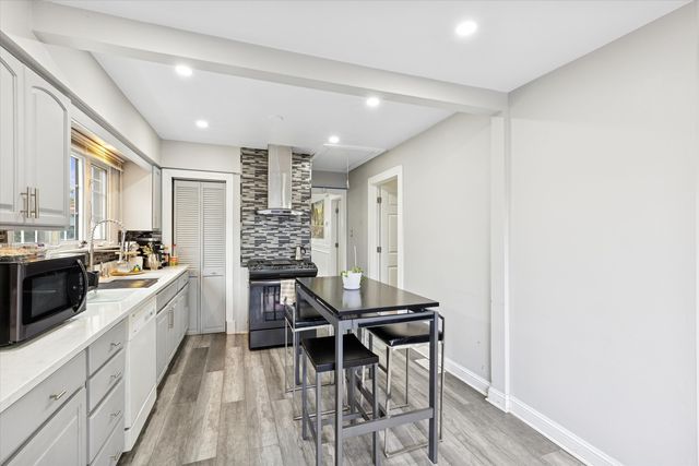 7211 W 58th Place, Summit, IL 60501