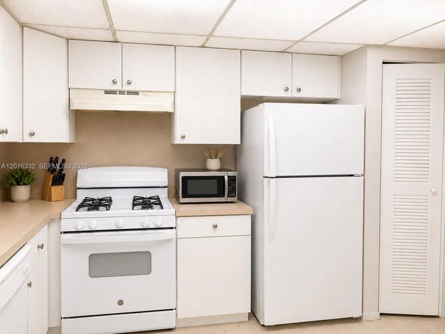 17911 NW 68th Avenue M201, Hialeah, FL 33015