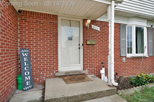 654 Manchester Street, Madison Heights, MI 48071