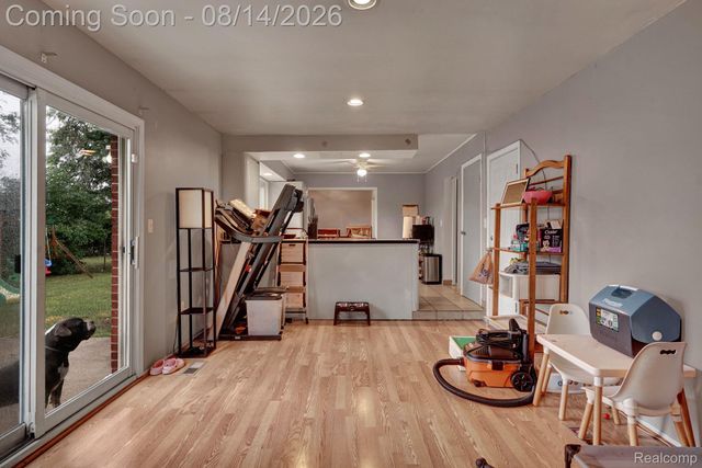 654 Manchester Street, Madison Heights, MI 48071